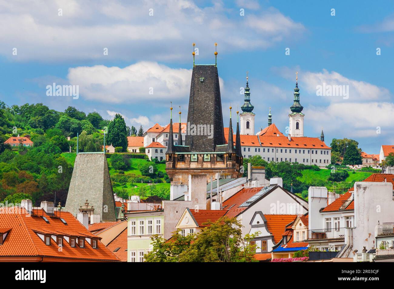 Centro storico di Praga, vecchio skyline con la torre medievale del ponte di Mala Strana e le torri gemelle del monastero barocco di Strahov Foto Stock