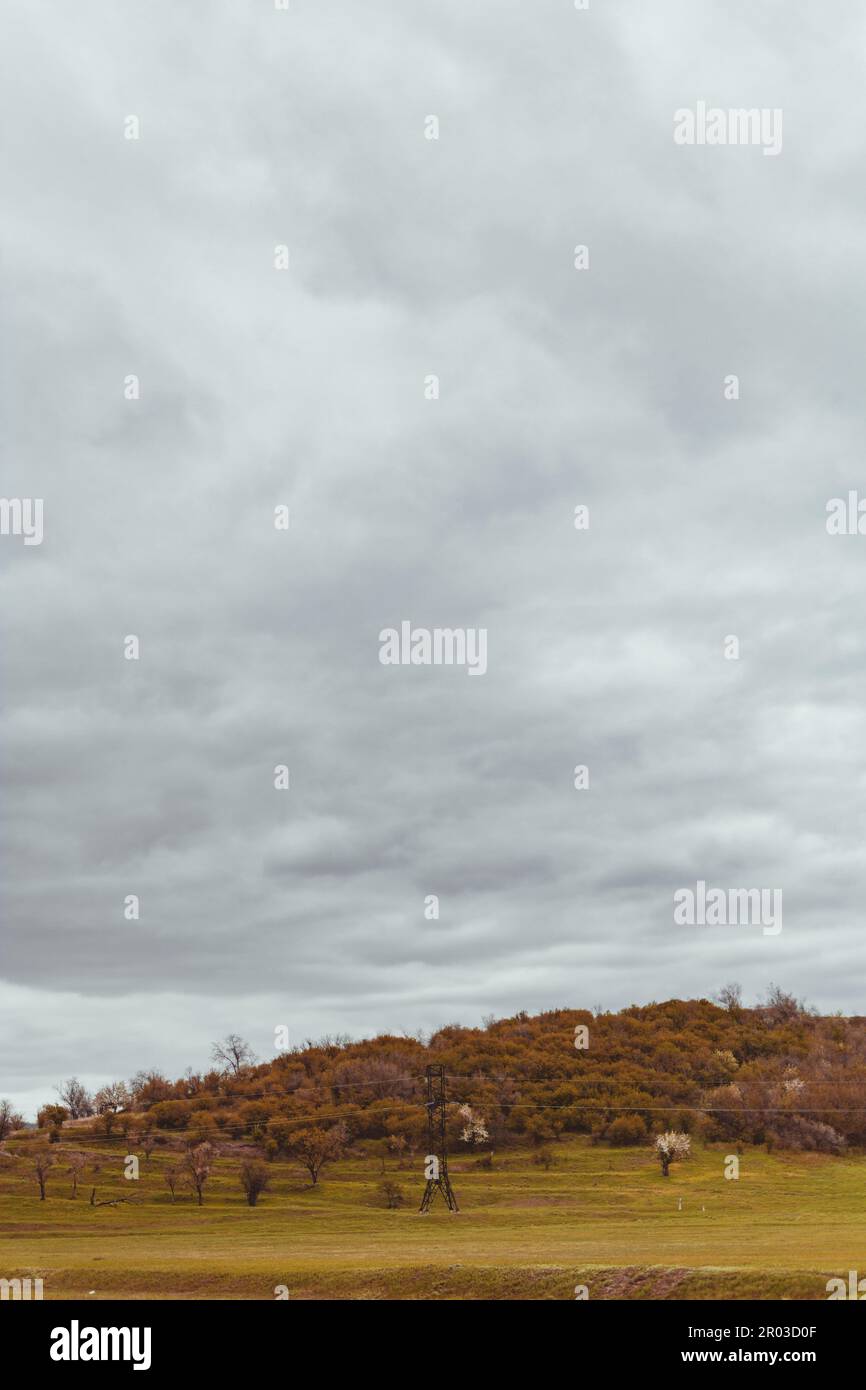 Linea elettrica sullo sfondo di colline e di un cielo cupo. Paesaggi della Moldavia. Elaborazione artistica di foto Foto Stock