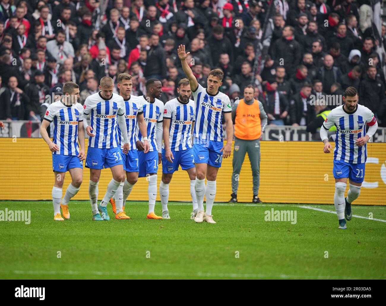 06 maggio 2023, Berlino: Calcio: Bundesliga, Hertha BSC - VfB Stuttgart, Matchday 31, Olympiastadion, Marc Oliver Kempf (M) di Hertha celebra il suo obiettivo di fare 1-0 al fianco di Jonjoe Kenny (l-r), Morton Dardai, Florian Niederlechner, Dodi Lukebakio, Lucas Toust e Marvin Plattenion. Foto: Soeren Stache/dpa - NOTA IMPORTANTE: In conformità ai requisiti della DFL Deutsche Fußball Liga e della DFB Deutscher Fußball-Bund, è vietato utilizzare o utilizzare fotografie scattate nello stadio e/o della partita sotto forma di sequenze di immagini e/o serie di foto simili a un video. Foto Stock