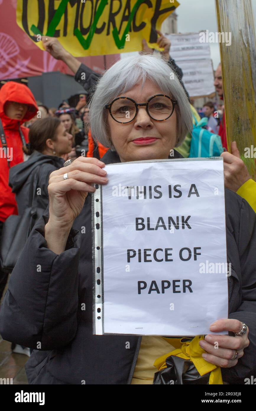 Londra, Regno Unito. 6 maggio, 2023. Un manifestante ha in mano un pezzo di carta che dice: "Questo è Un pezzo di carta vuoto” - un riferimento alle precedenti minacce della polizia per arrestare i manifestanti - a un rally anti-monarchico "non il mio re” durante l'incoronazione di re Carlo III Credit: horst friedrichs/Alamy Live News Foto Stock