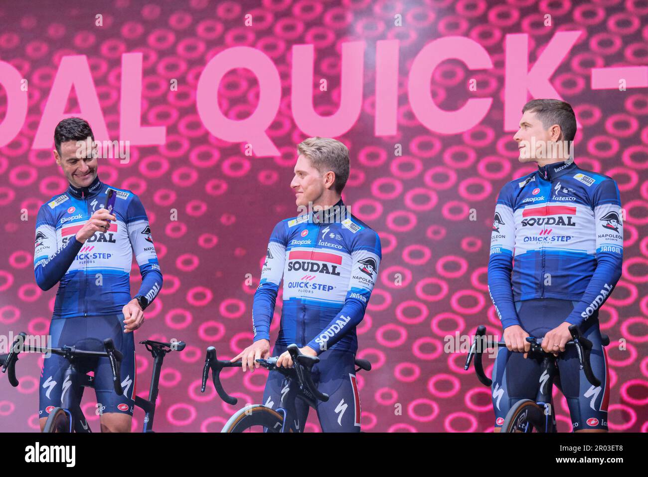 Pieter Serry (L), Ilan Van Wilder (C) e Louis Vervaeke (R) del Belgio e del Team Soudal - Quick Step visto durante la cerimonia aperta del giro d'Italia 2023 106th, Presentazione del Team in Piazza della Rinascita a Pescara. Foto Stock