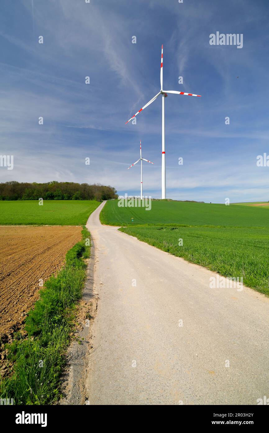 Generatori di vento nel paesaggio culturale del Weinviertel bassa Austria Foto Stock