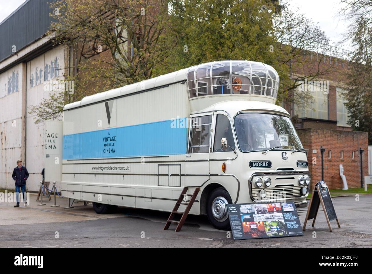 1967 Bedford Vintage Mobile Cinema, in mostra allo Scramble di aprile che si tiene presso il Bicester Heritage Center il 23 aprile 2023. Foto Stock