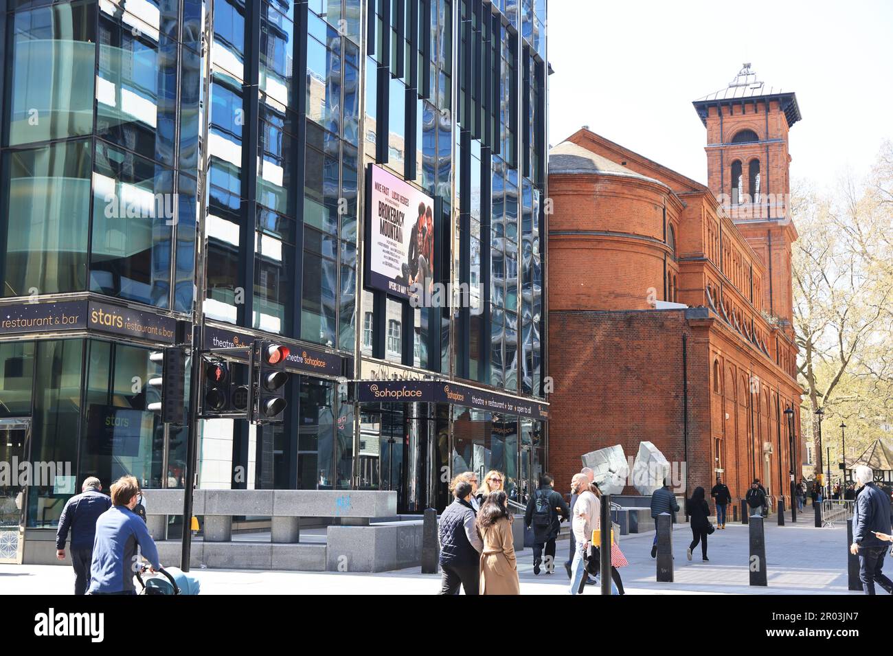 Il nuovo teatro di Soho Place, una nuova plazza pubblica, dove un tempo sorgeva il famigerato locale Astoria, al largo di Charing Cross Road, nel centro di Londra, nel Regno Unito Foto Stock