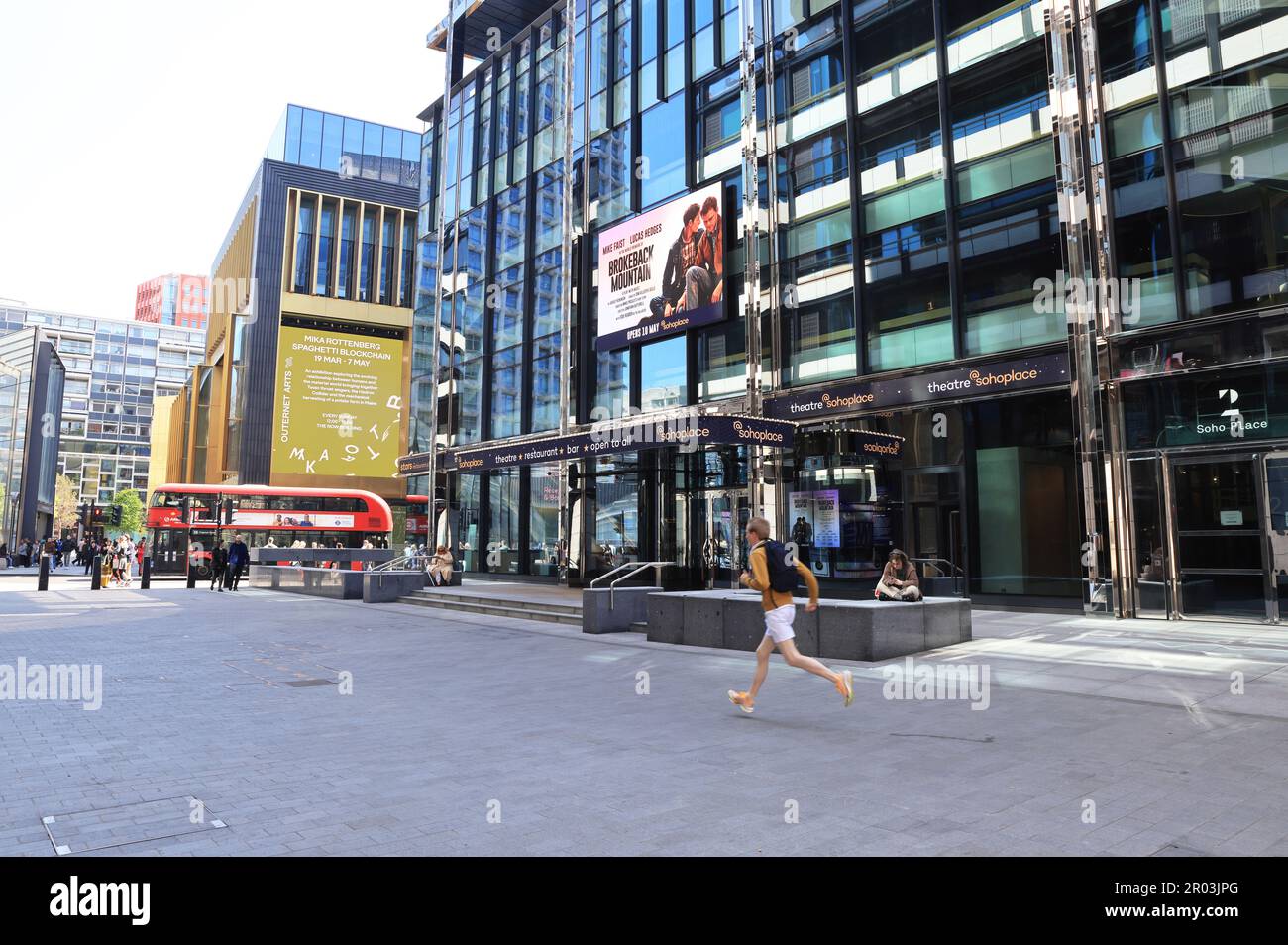 Il nuovo teatro di Soho Place, una nuova plazza pubblica, dove un tempo sorgeva il famigerato locale Astoria, al largo di Charing Cross Road, nel centro di Londra, nel Regno Unito Foto Stock