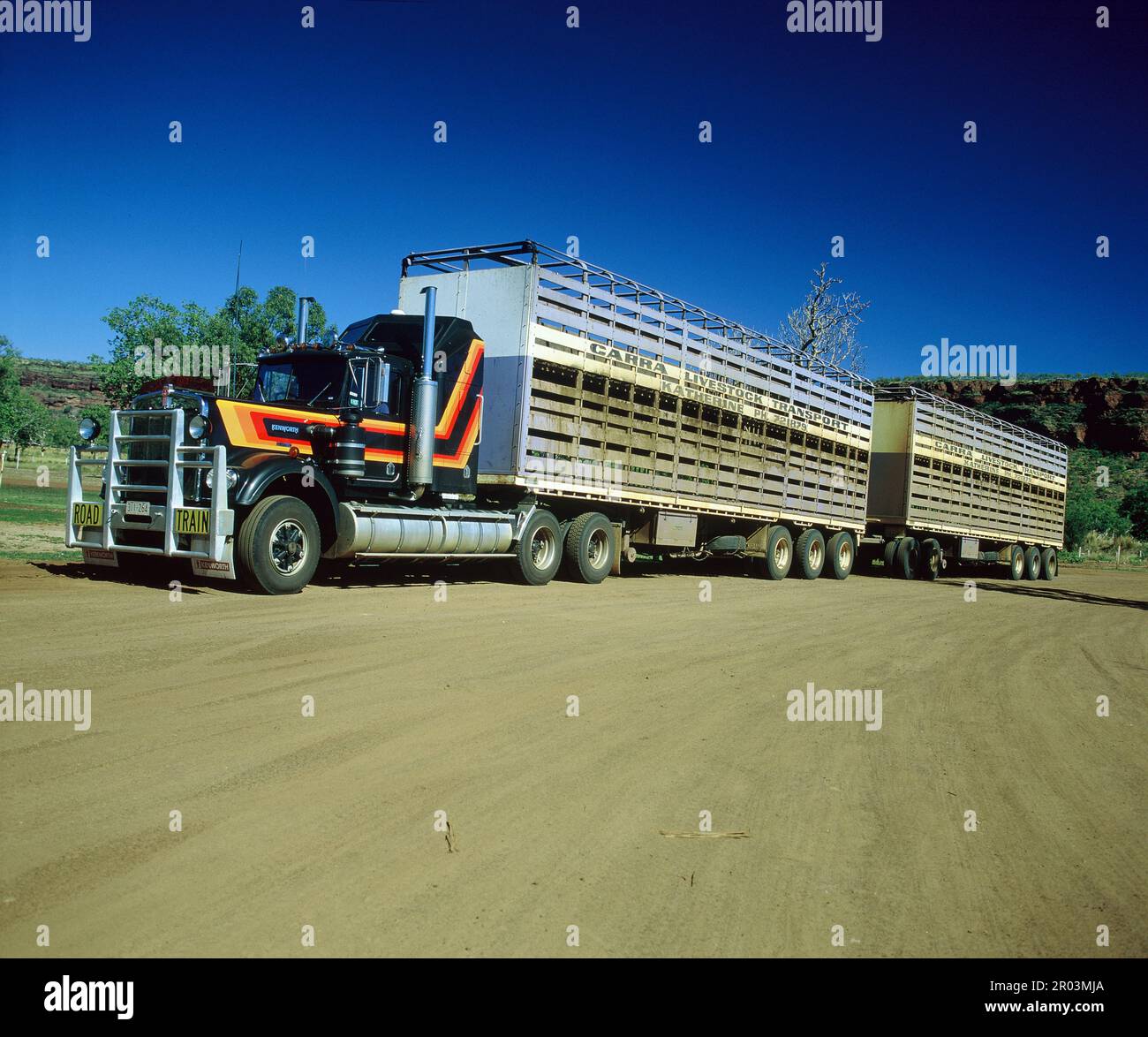Australia. Territorio del Nord. Trasporto su strada. Treno su strada nell'Outback Road. Foto Stock