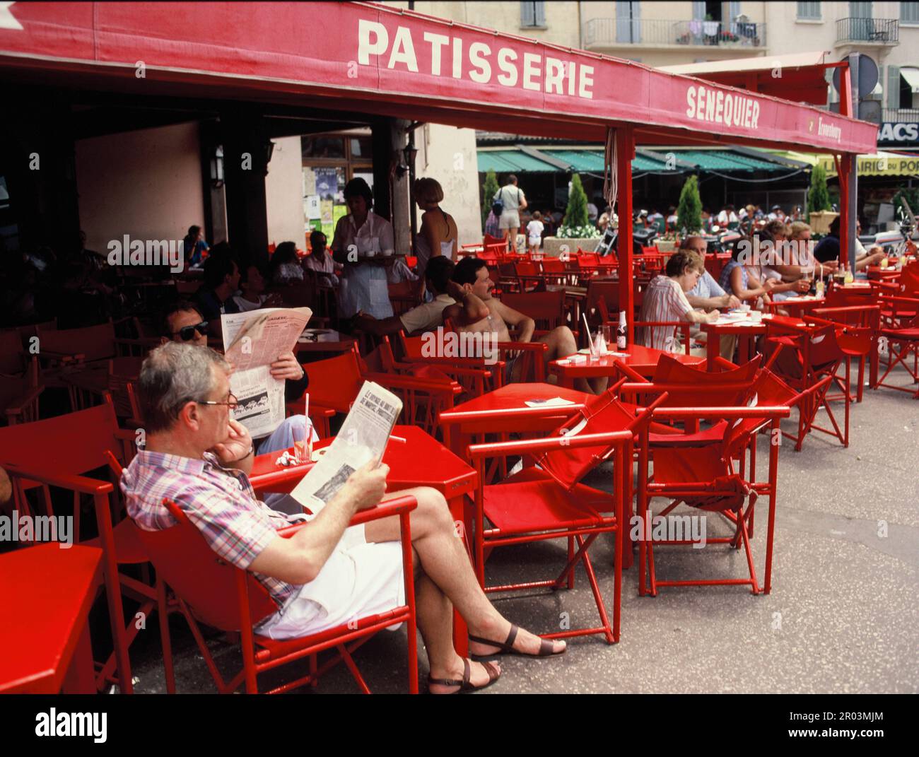 Francia. Provenza Costa Azzurra. Saint Tropez. Persone sedute al bar. Foto Stock