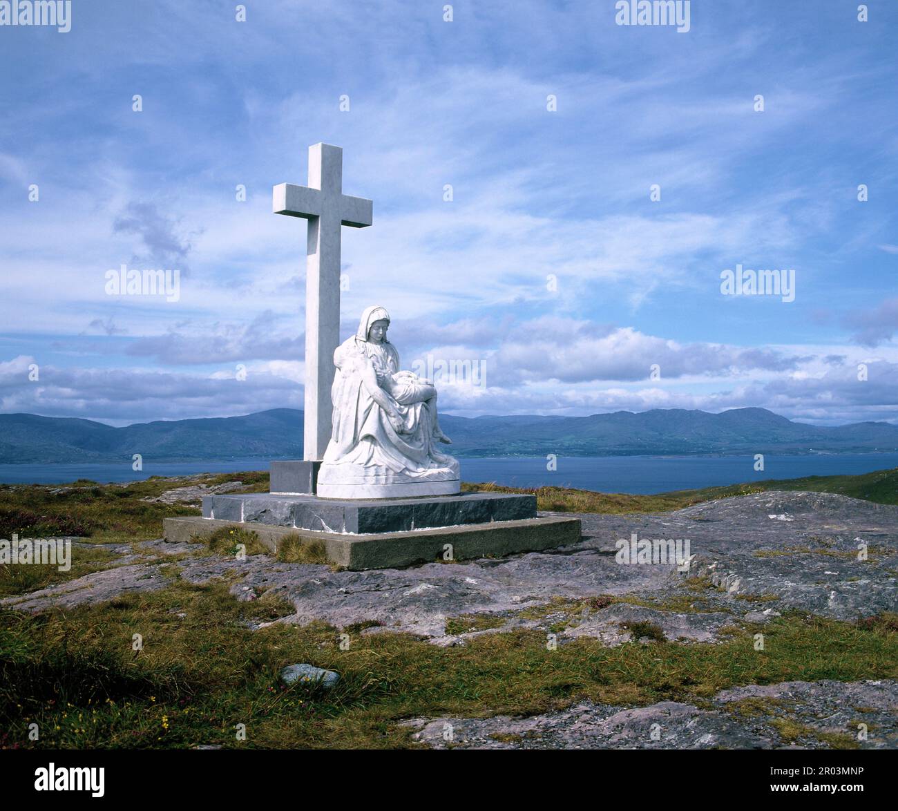 Irlanda. Contea di Cork. Bantry Bay. Punto di vista Seefin. Santuario della croce, Maria e il corpo di Gesù. Foto Stock