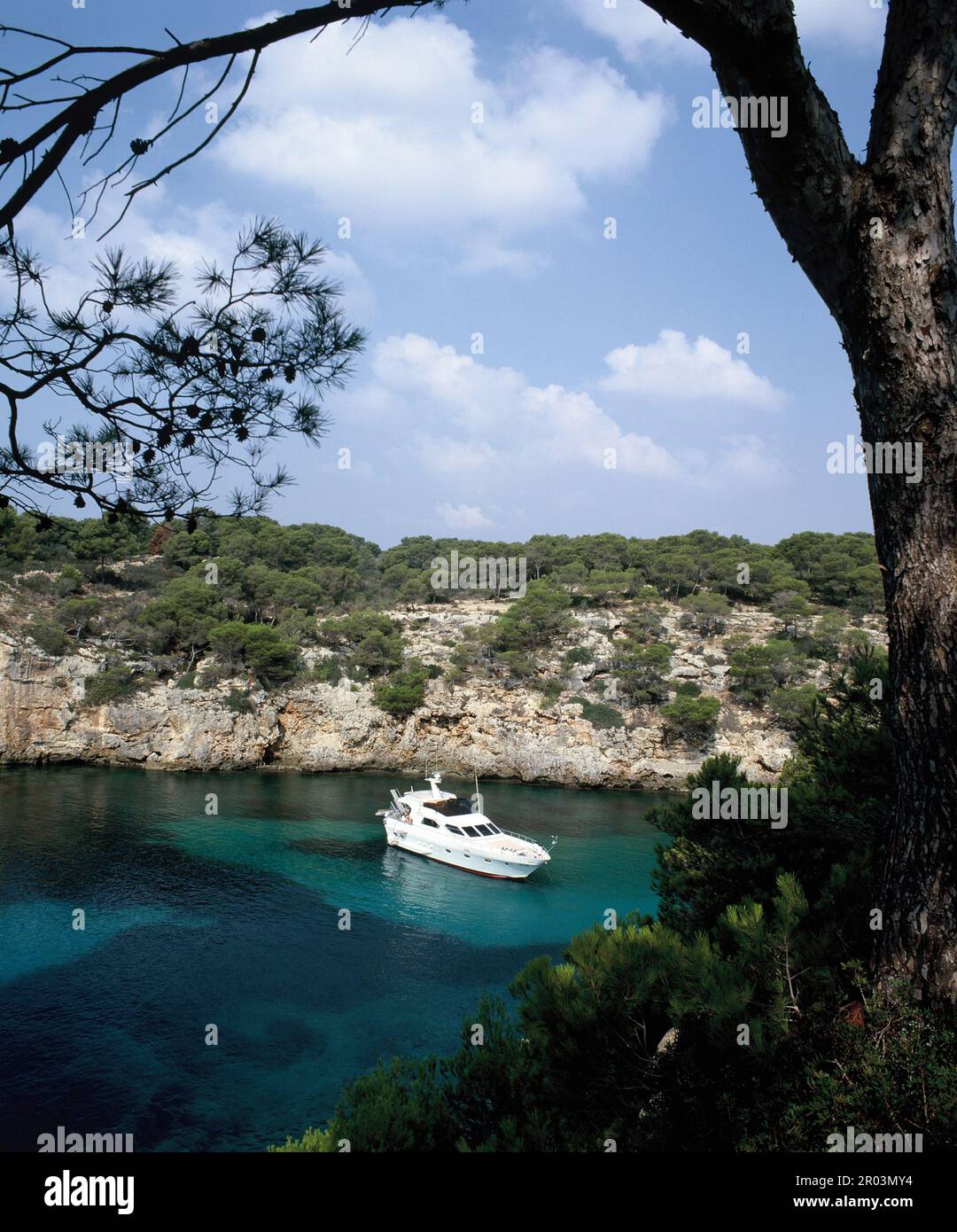 Spagna. Isole Baleari. Maiorca. Cala Pi. Barca di lusso nella baia. Foto Stock