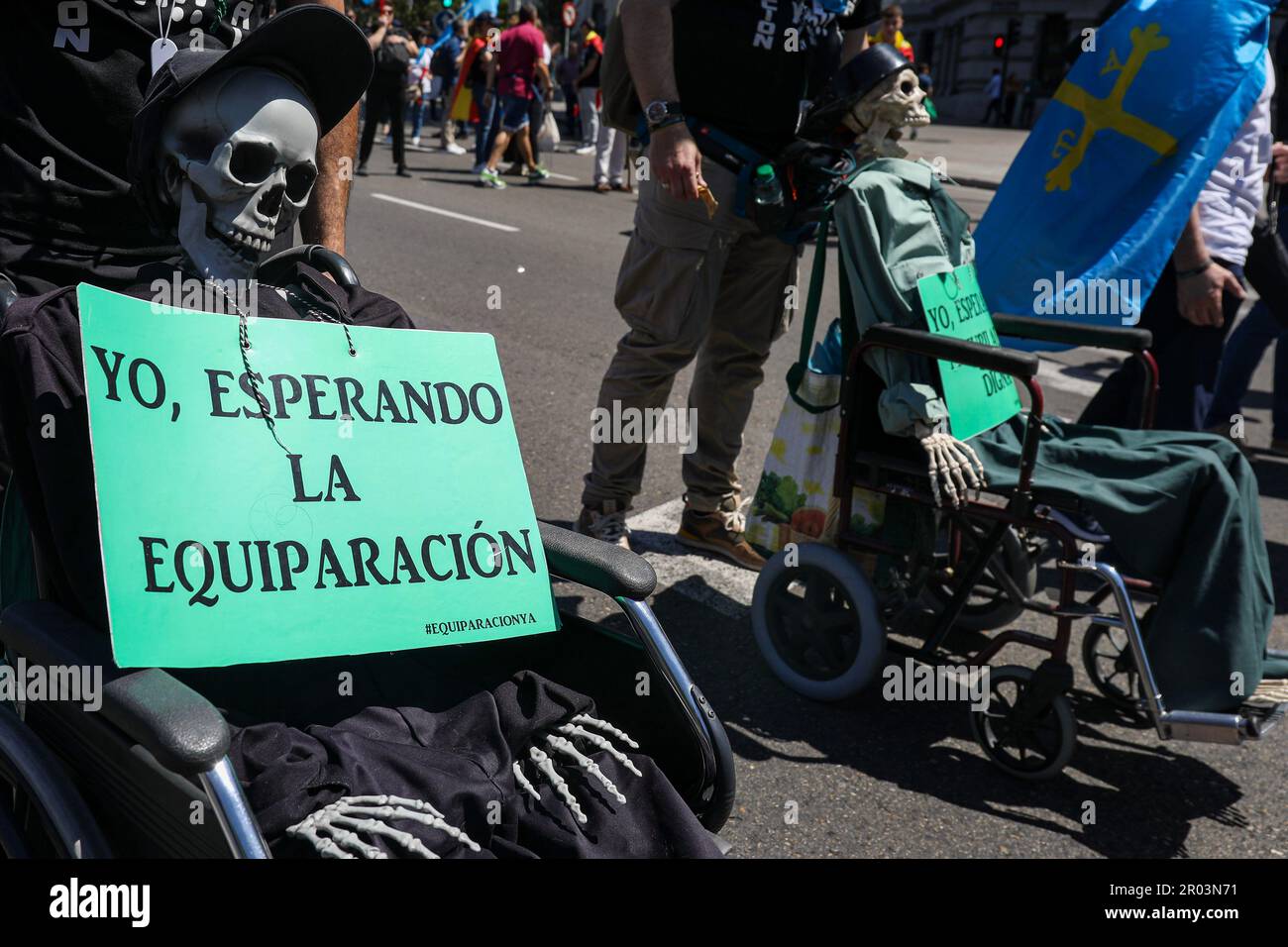 Madrid, Spagna. 06th maggio, 2023. Due bambole a forma di cranio sono trasportate dai manifestanti durante la dimostrazione. Tre organizzazioni sindacali di polizia hanno riunito migliaia di persone a Madrid per chiedere un miglioramento delle loro retribuzioni e pensioni. La manifestazione è iniziata alla Puerta de Alcalá e si è conclusa di fronte al Congresso dei deputati su Carrera de San Jerónimo. (Foto di David Canales/SOPA Images/Sipa USA) Credit: Sipa USA/Alamy Live News Foto Stock