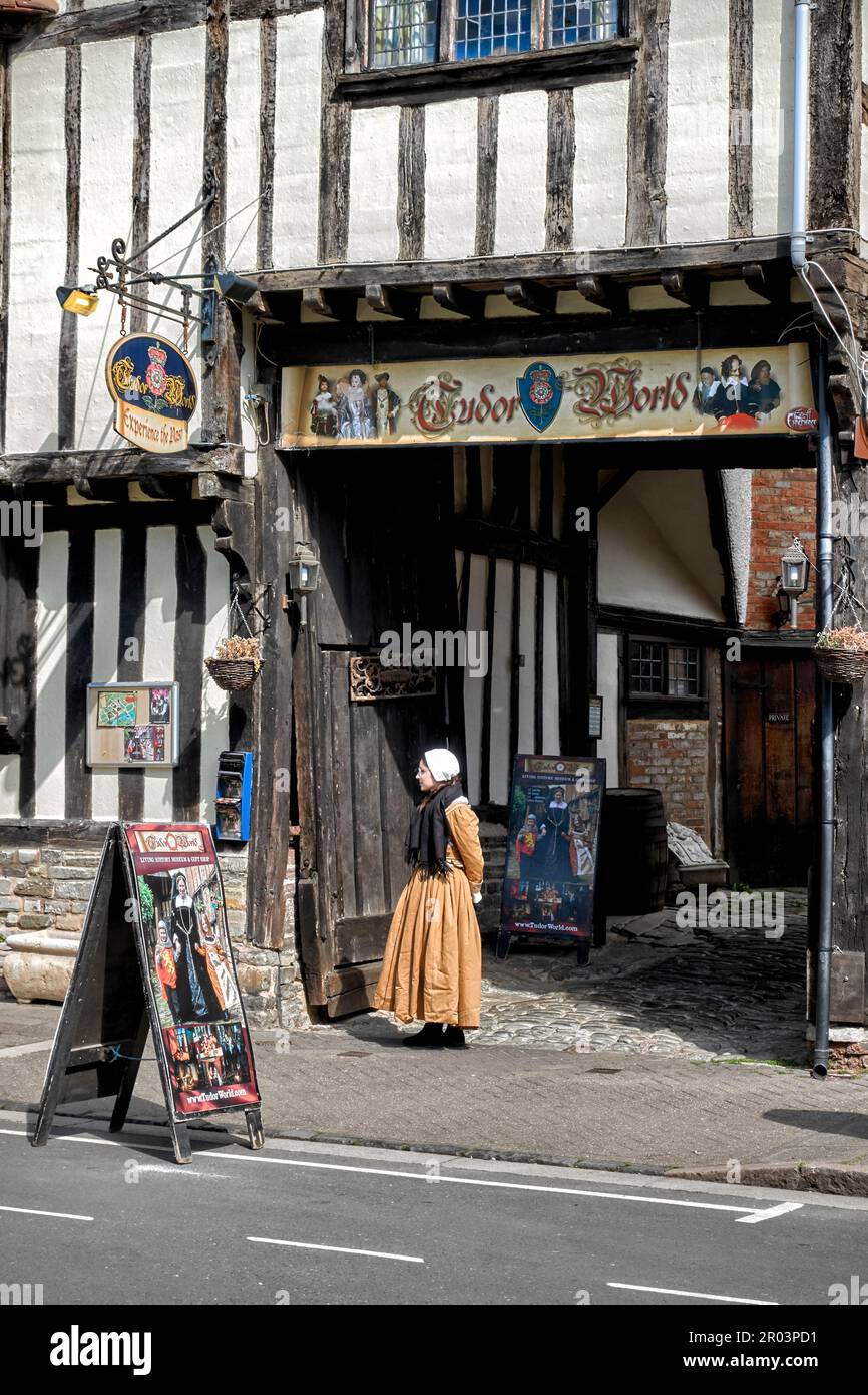 Museo Tudor World con persone che indossano costumi tradizionali del XVI secolo. Shrieves House Stratford Upon Avon Inghilterra Regno Unito Foto Stock