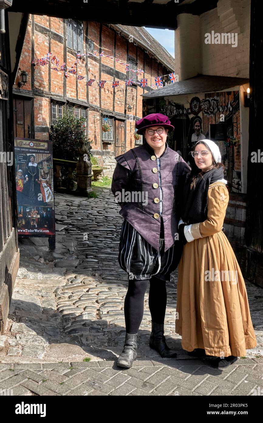 Museo Tudor World con persone che indossano costumi tradizionali del XVI secolo. Shrieves House Stratford Upon Avon Inghilterra Regno Unito Foto Stock