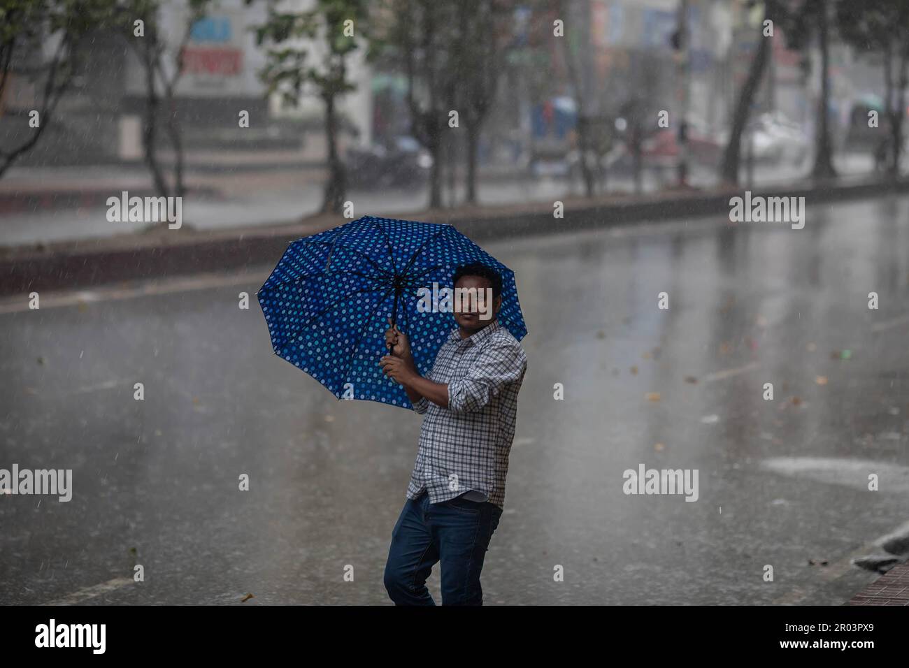 Dhaka, Bangladesh. 6th maggio, 2023. Un uomo tiene un ombrello mentre cammina lungo la strada in una giornata piovosa. Il pesante versamento di monsoni ha reso il viaggio lento e pericoloso. (Credit Image: © Sazzad Hossain/SOPA Images via ZUMA Press Wire) SOLO PER USO EDITORIALE! Non per USO commerciale! Credit: ZUMA Press, Inc./Alamy Live News Foto Stock