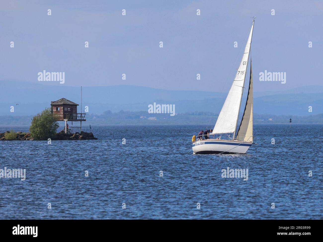 Oxford Island National Nature Reserve, Lough Neagh, County Armagh, Irlanda del Nord, Regno Unito. 06 maggio 2023. Tempo nel Regno Unito – una giornata di incoronazione secca e calda con incantesimi soleggiati. Una bella giornata per navigare nel tardo pomeriggio sul Lough Neagh. Credit: CAZIMB/Alamy Live News. Foto Stock