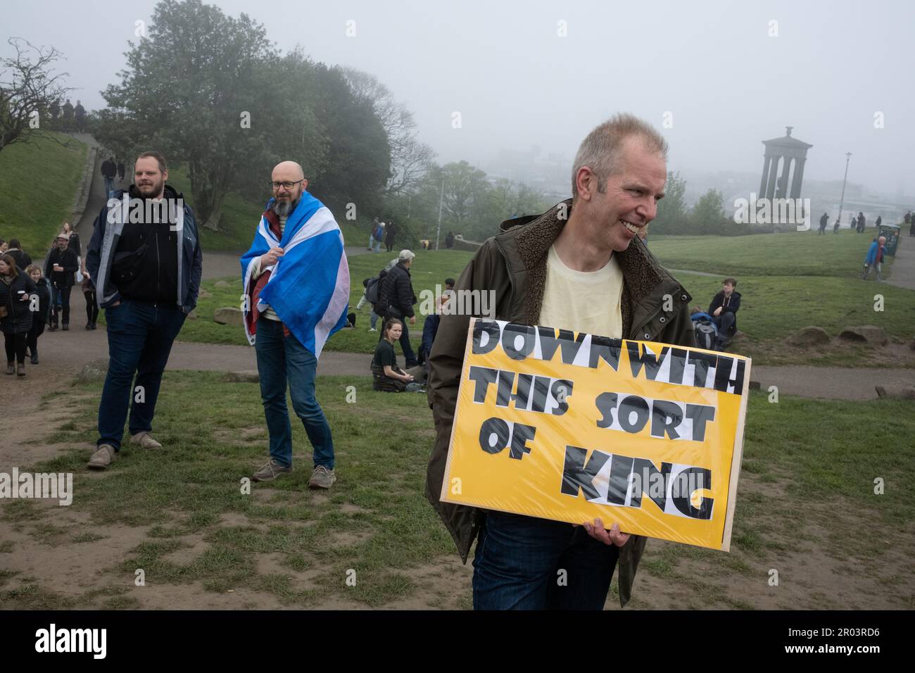 Edimburgo, Scozia, Regno Unito, 6th maggio 2023. I manifestanti contro la monarchia britannica e l'incoronazione di re Carlo III si riuniscono per un raduno a Calton Hill organizzato dal gruppo trasversale nostra Repubblica, a Edimburgo, in Scozia, il 6 maggio 2023. Foto: Jeremy Sutton-Hibbert/ Alamy Live News. Foto Stock