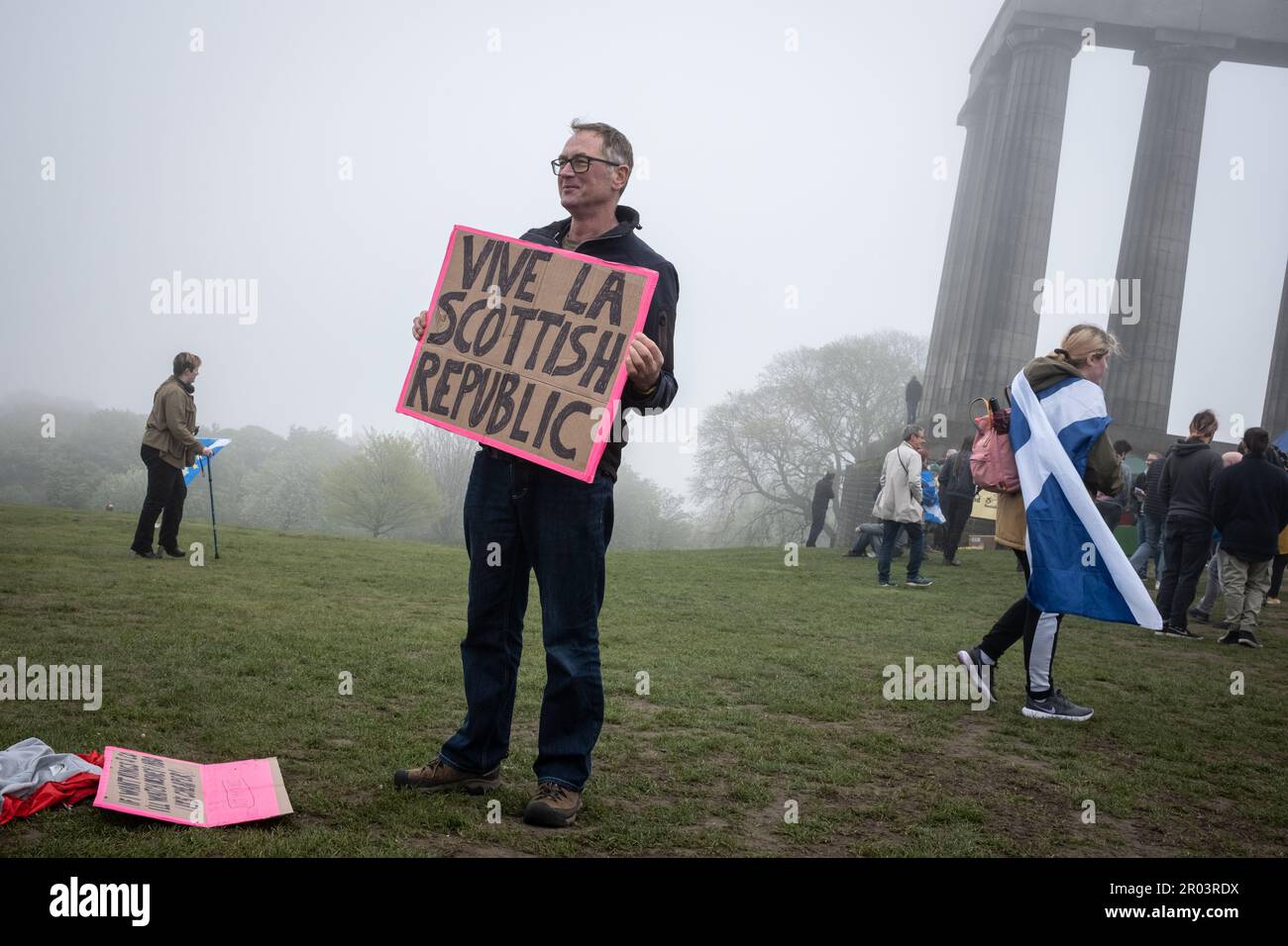 Edimburgo, Scozia, Regno Unito, 6th maggio 2023. I manifestanti contro la monarchia britannica e l'incoronazione di re Carlo III si riuniscono per un raduno a Calton Hill organizzato dal gruppo trasversale nostra Repubblica, a Edimburgo, in Scozia, il 6 maggio 2023. Foto: Jeremy Sutton-Hibbert/ Alamy Live News. Foto Stock