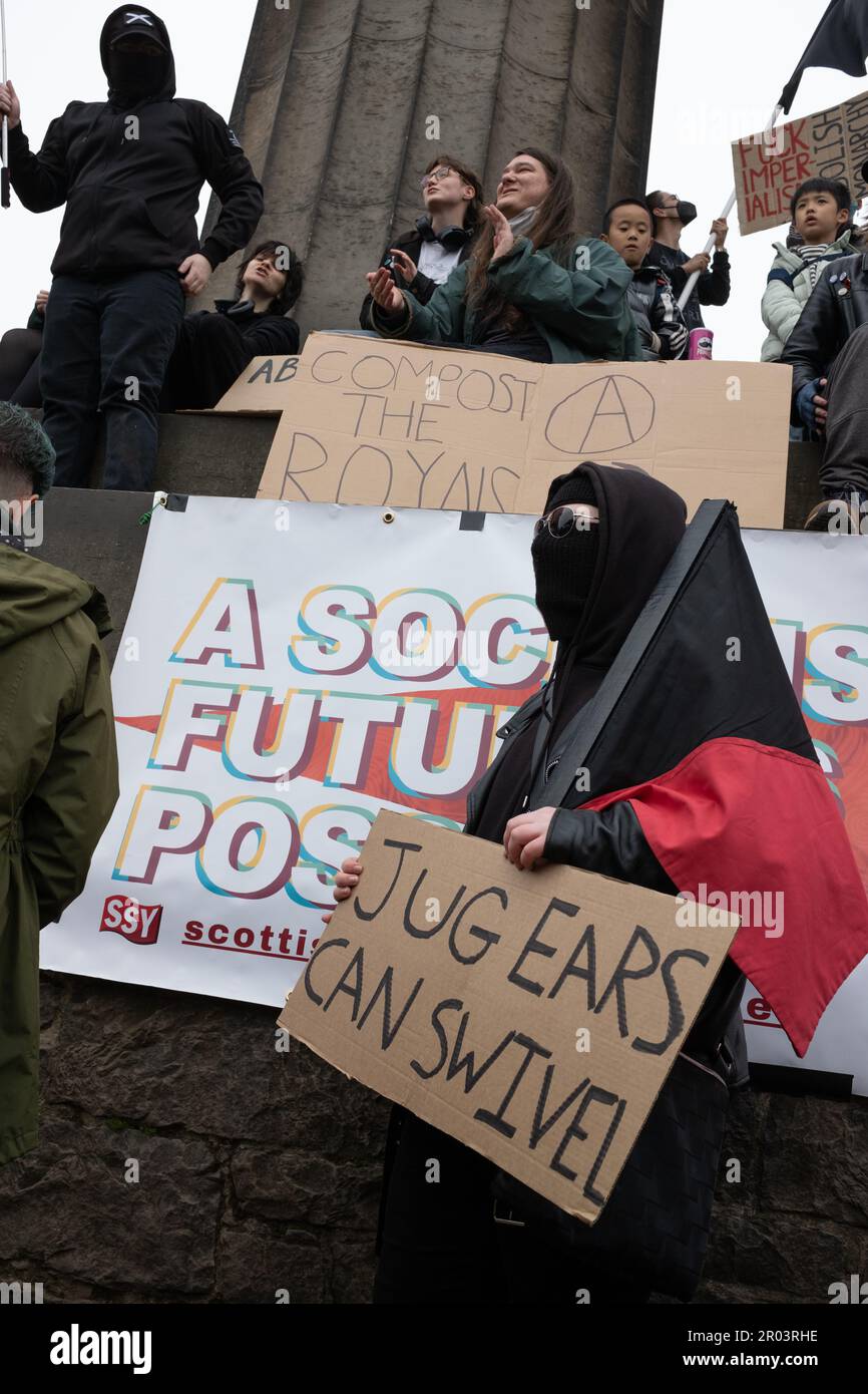 Edimburgo, Scozia, Regno Unito, 6th maggio 2023. I manifestanti contro la monarchia britannica e l'incoronazione di re Carlo III si riuniscono per un raduno a Calton Hill organizzato dal gruppo trasversale nostra Repubblica, a Edimburgo, in Scozia, il 6 maggio 2023. Foto: Jeremy Sutton-Hibbert/ Alamy Live News. Foto Stock