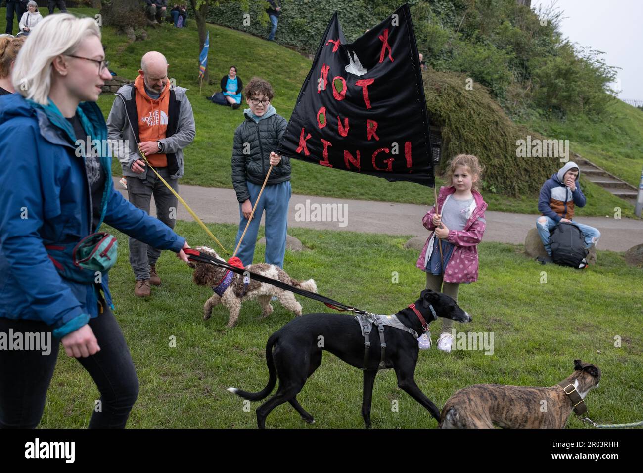 Edimburgo, Scozia, Regno Unito, 6th maggio 2023. I manifestanti contro la monarchia britannica e l'incoronazione di re Carlo III si riuniscono per un raduno a Calton Hill organizzato dal gruppo trasversale nostra Repubblica, a Edimburgo, in Scozia, il 6 maggio 2023. Foto: Jeremy Sutton-Hibbert/ Alamy Live News. Foto Stock