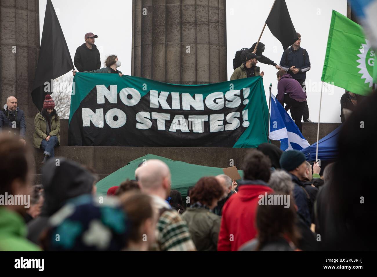 Edimburgo, Scozia, Regno Unito, 6th maggio 2023. I manifestanti contro la monarchia britannica e l'incoronazione di re Carlo III si riuniscono per un raduno a Calton Hill organizzato dal gruppo trasversale nostra Repubblica, a Edimburgo, in Scozia, il 6 maggio 2023. Foto: Jeremy Sutton-Hibbert/ Alamy Live News. Foto Stock