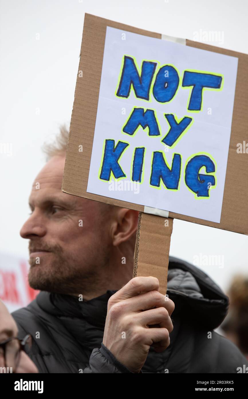 Edimburgo, Scozia, Regno Unito, 6th maggio 2023. I manifestanti contro la monarchia britannica e l'incoronazione di re Carlo III si riuniscono per un raduno a Calton Hill organizzato dal gruppo trasversale nostra Repubblica, a Edimburgo, in Scozia, il 6 maggio 2023. Foto: Jeremy Sutton-Hibbert/ Alamy Live News. Foto Stock