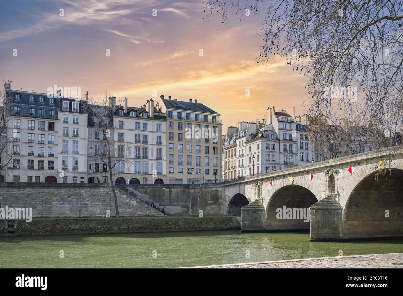 Parigi, ile saint-louis e quai de Bourbon, con il ponte di Pont-Marie, splendidi edifici antichi Foto Stock