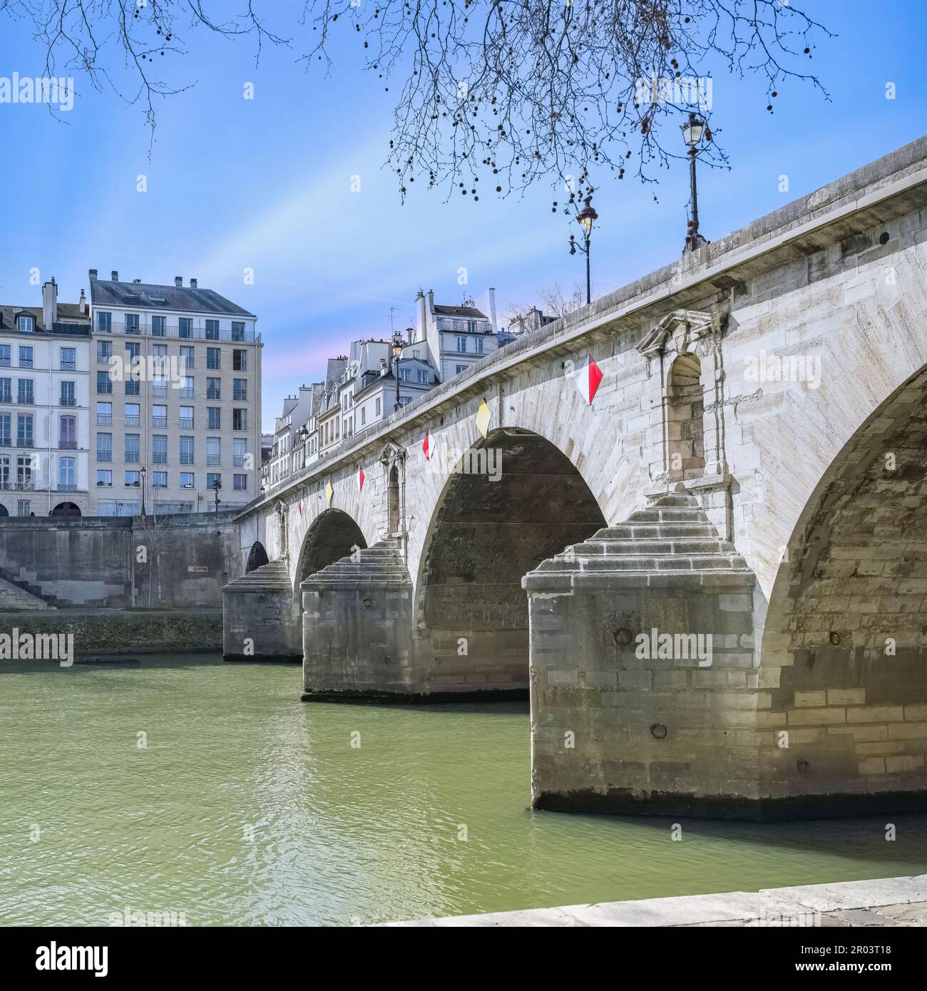 Parigi, ile saint-louis e quai de Bourbon, con il ponte di Pont-Marie, splendidi edifici antichi Foto Stock