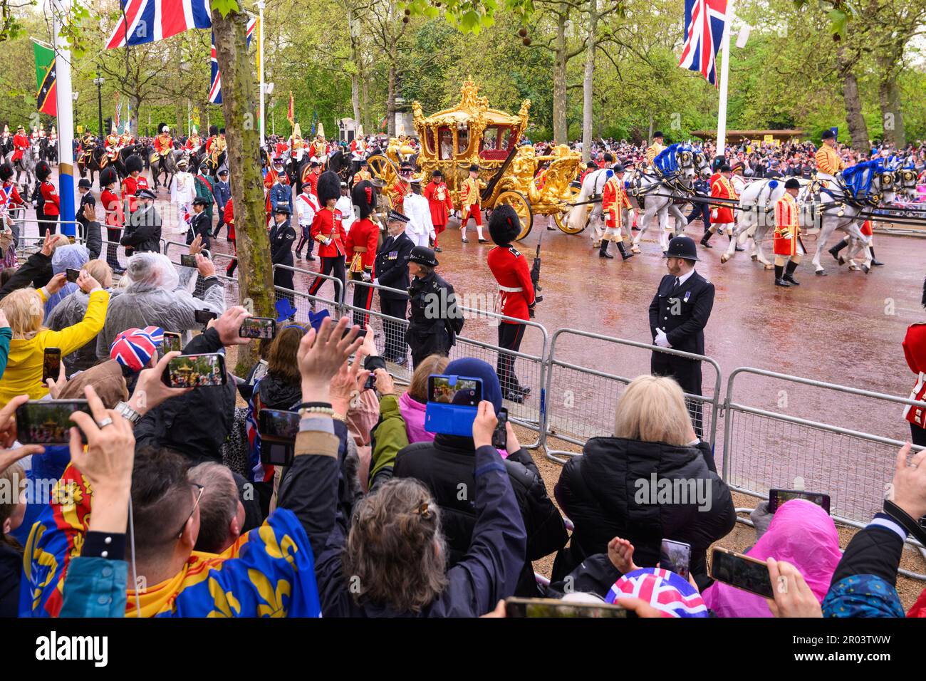 Londra, Regno Unito. 6th maggio, 2023. Re Carlo III e la Regina Camilla ritornano a Buckingam Palace lungo il Mall di Londra, nel Gold state Coach, dopo la cerimonia di incoronazione. Data immagine: Sabato 6 maggio 2023. Il credito fotografico dovrebbe essere Credit: Matt Crossick/Alamy Live News Foto Stock