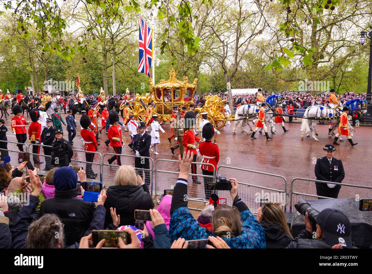 Londra, Regno Unito. 6th maggio, 2023. Re Carlo III e la Regina Camilla ritornano a Buckingam Palace lungo il Mall di Londra, nel Gold state Coach, dopo la cerimonia di incoronazione. Data immagine: Sabato 6 maggio 2023. Il credito fotografico dovrebbe essere Credit: Matt Crossick/Alamy Live News Foto Stock