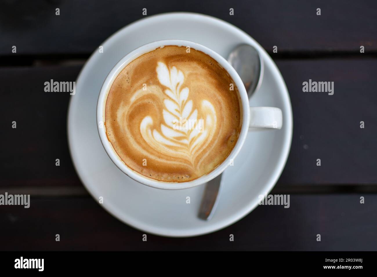 tazza di cappuccino con disegno floreale Foto Stock