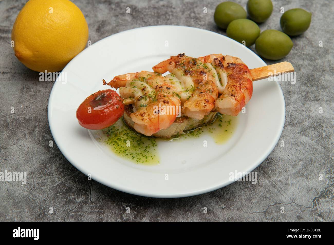 Piatti di tapas spagnole. Brocheta de Langostino y Calamar Foto Stock