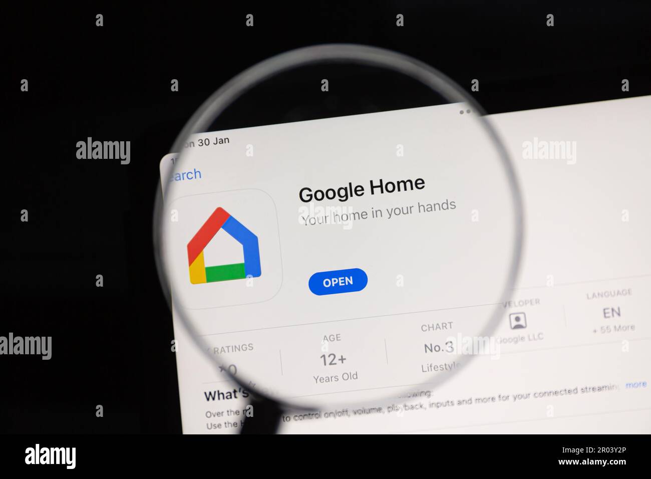 Ostersund, Svezia - 30 gennaio 2023: Google Home app sotto una lente d'ingrandimento. Google Home unisce i tuoi dispositivi e servizi da Nest e il tuo b preferito Foto Stock