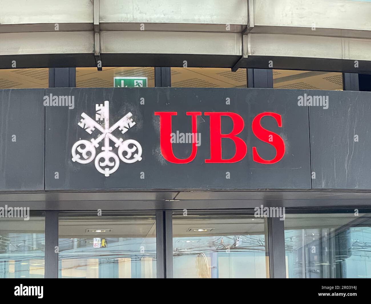 Ginevra, Svizzera - Gennaio 12 2023: Logo bancario UBS a Ginevra. UBS Group AG è una multinazionale di banche d'investimento e società di servizi finanziari. Foto Stock