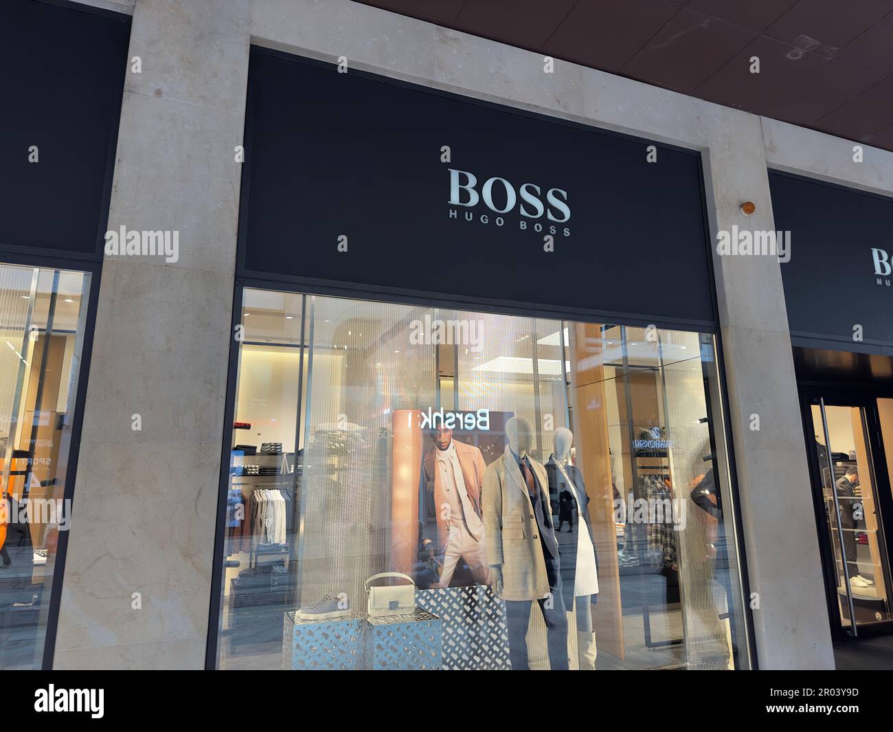 Ginevra, Svizzera - 12 gennaio 2023: Negozio Hugo Boss. Hugo Boss è una casa di moda di lusso tedesca. Foto Stock