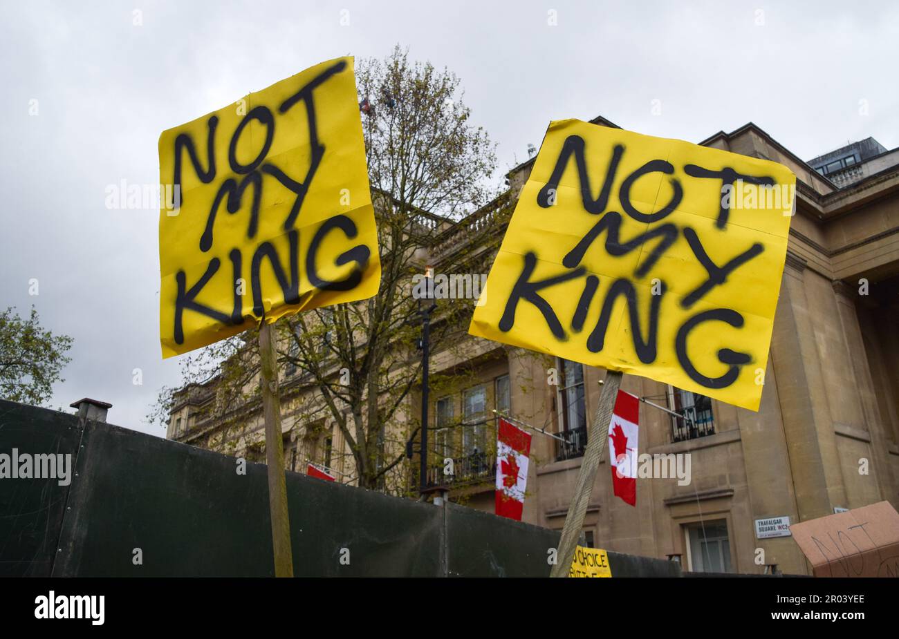 Londra, Regno Unito. 06th maggio, 2023. I manifestanti tengono il cartello "non mio re" durante la manifestazione. Gli anti-monarchici hanno organizzato una protesta a Trafalgar Square durante l'incoronazione di Re Carlo III chiedendo l'abolizione della monarchia nel Regno Unito. Credit: SOPA Images Limited/Alamy Live News Foto Stock