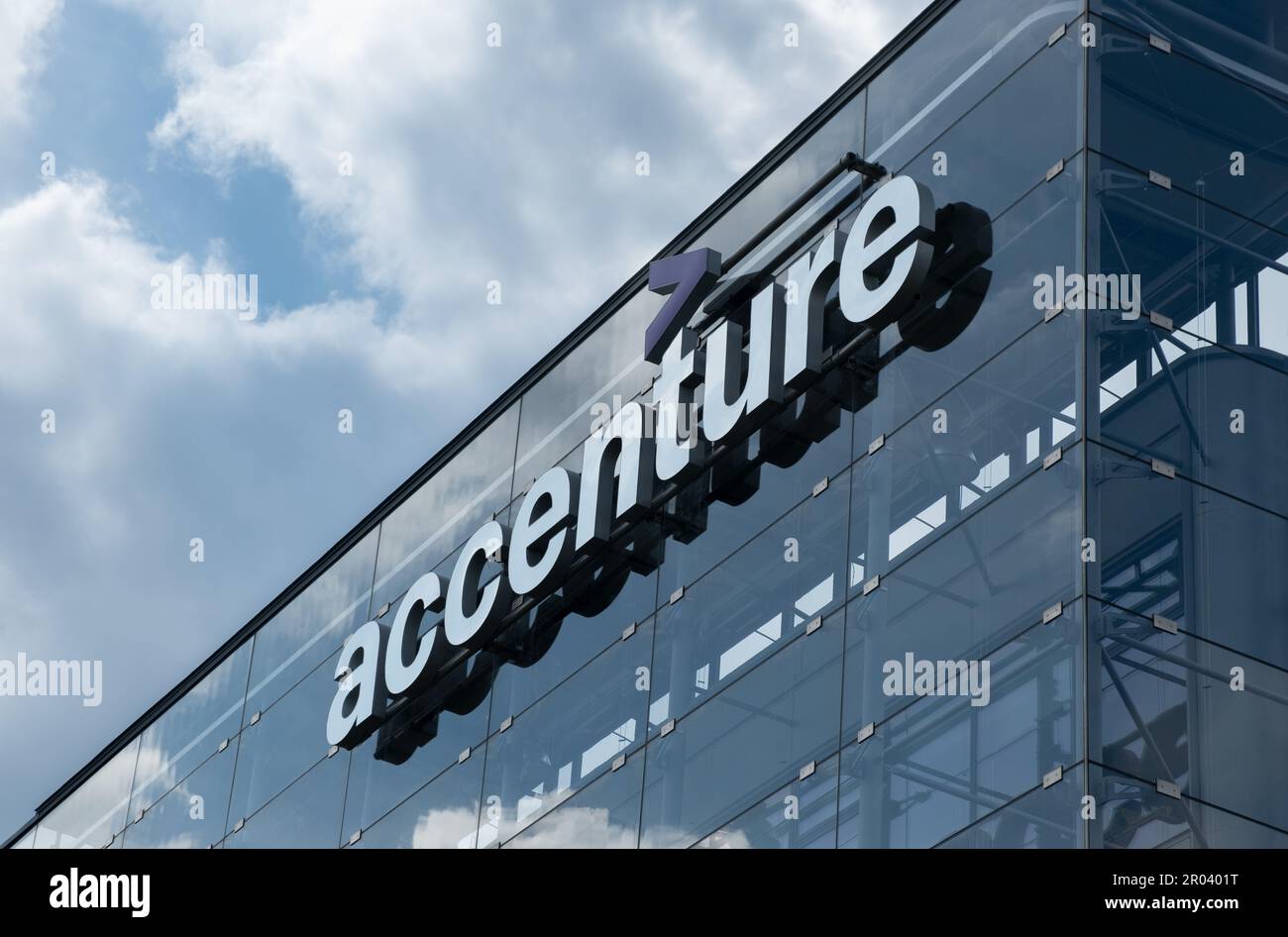 Praga, CZ -27 aprile 2023: Logo Accenture nella sede centrale della Repubblica Ceca. Concept Corporation. EDITORIALE Foto Stock