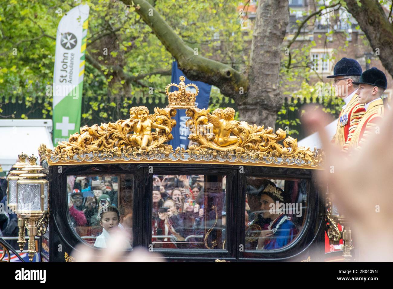 Londra, Regno Unito. 06th maggio, 2023. La carrozza che porta la famiglia Wales è lungo il tragitto per Buckingham Palace dall'Abbazia di Westminster. Credit: Sinai Noor/Alamy Live News Foto Stock