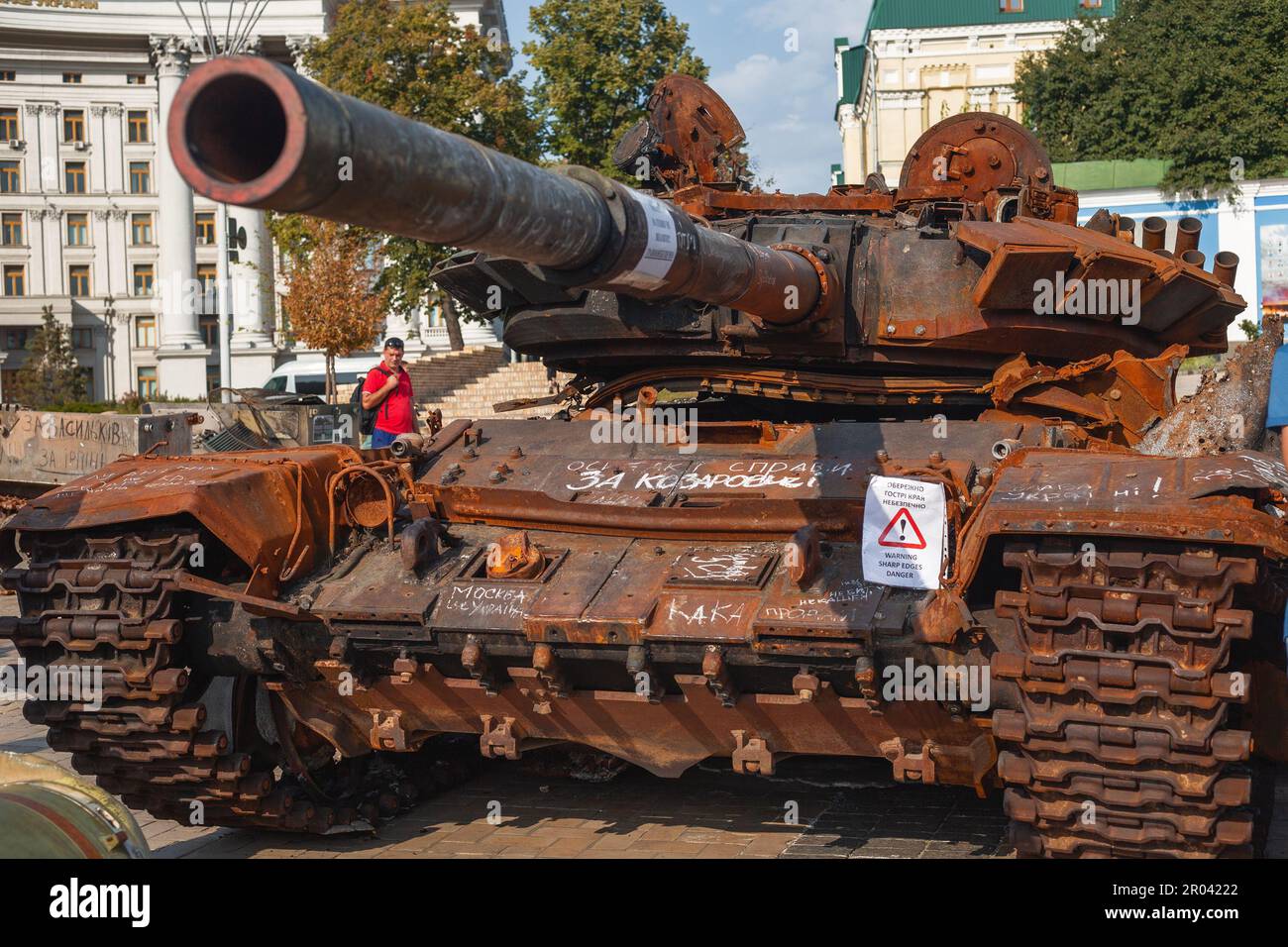 Il carro armato di battaglia russo ha bussato e distrutto durante la guerra l'Ucraina contro l'aggressione russa sta mostrando alla gente. Kiev, agosto 2022 Foto Stock