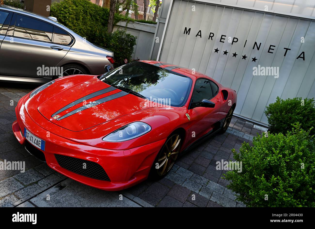 Qui è raffigurata una supercar Ferrari Scuderia 430 parcheggiata al Marepineta Resort di Milano Marittima. Foto Stock