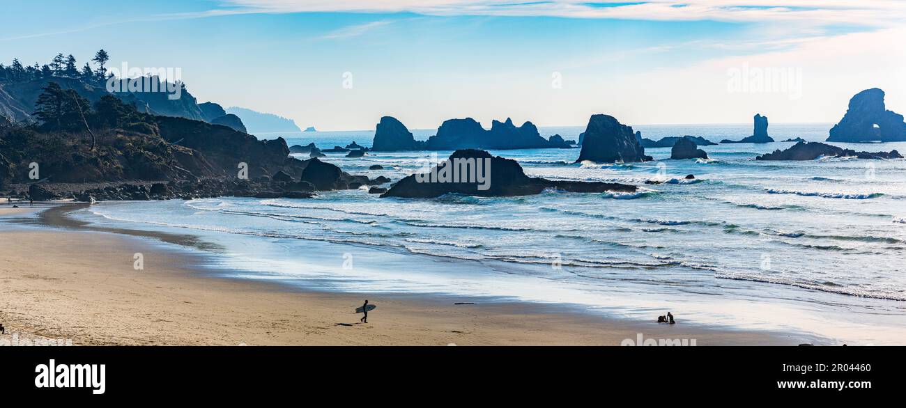 Canon Beach, Oregon, Stati Uniti d'America - 28 novembre 2022: Viste del costato dell'Oregon, di Haystack Rock e di altri panorami dall'Ecola state Park. Foto Stock