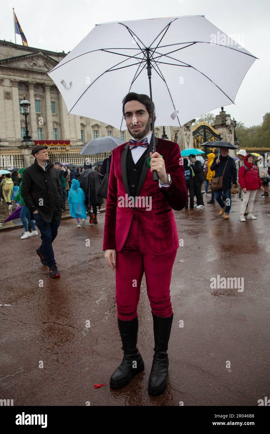 Londra, Regno Unito. 6th maggio 2023. Nonostante la pioggia, il fan reale Jai'me Jan si gode davanti a Buckingham Palace dopo l'incoronazione di Re Carlo III e della Regina Camilla sabato 6th maggio 2023. Credit: Kiki Streitberger / Alamy Live News Foto Stock