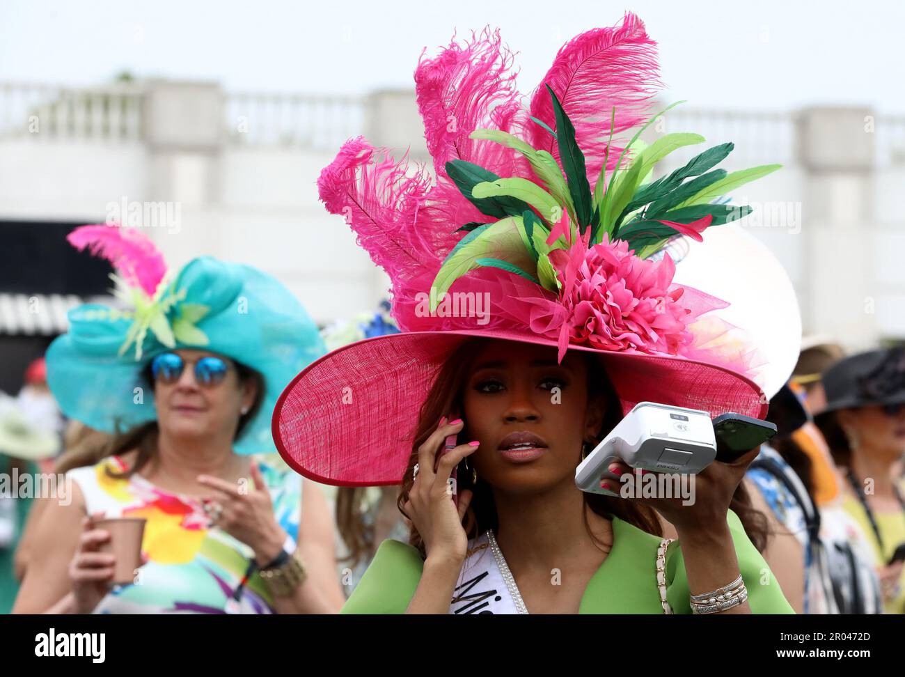 Louisville, Stati Uniti. 06th maggio, 2023. Gli appassionati di corse ippiche sfideranno il loro abbigliamento più raffinato di Derby in attesa della corsa del Kentucky Derby al Churchill Downs di Louisville, Kentucky, che si svolge nel 149th sabato 6 maggio 2023. Foto di John Sommers II/UPI Credit: UPI/Alamy Live News Foto Stock