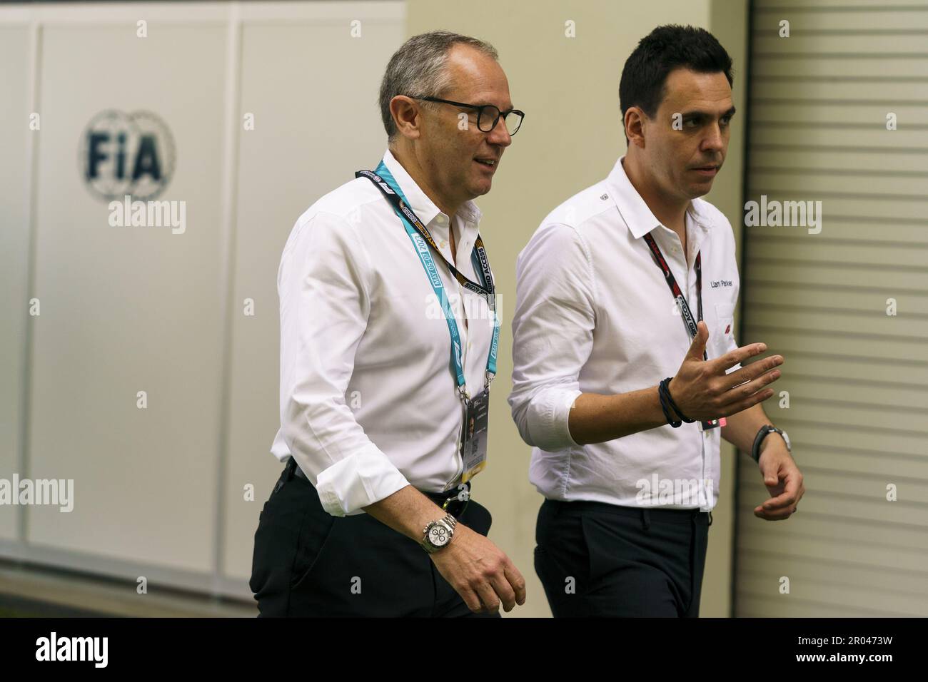 Miami Gardens, Stati Uniti. 06th maggio, 2023. Stefano Domenicali, Amministratore Delegato del Gruppo Formula uno, e Liam Parker, Direttore delle Comunicazioni del Gruppo Formula uno, sono visti Formula uno Grand Prix​ di Miami al Miami International Autodrome di Miami Gardens, Florida, il 6 maggio 2023. Foto di Greg Nash/UPI Credit: UPI/Alamy Live News Foto Stock