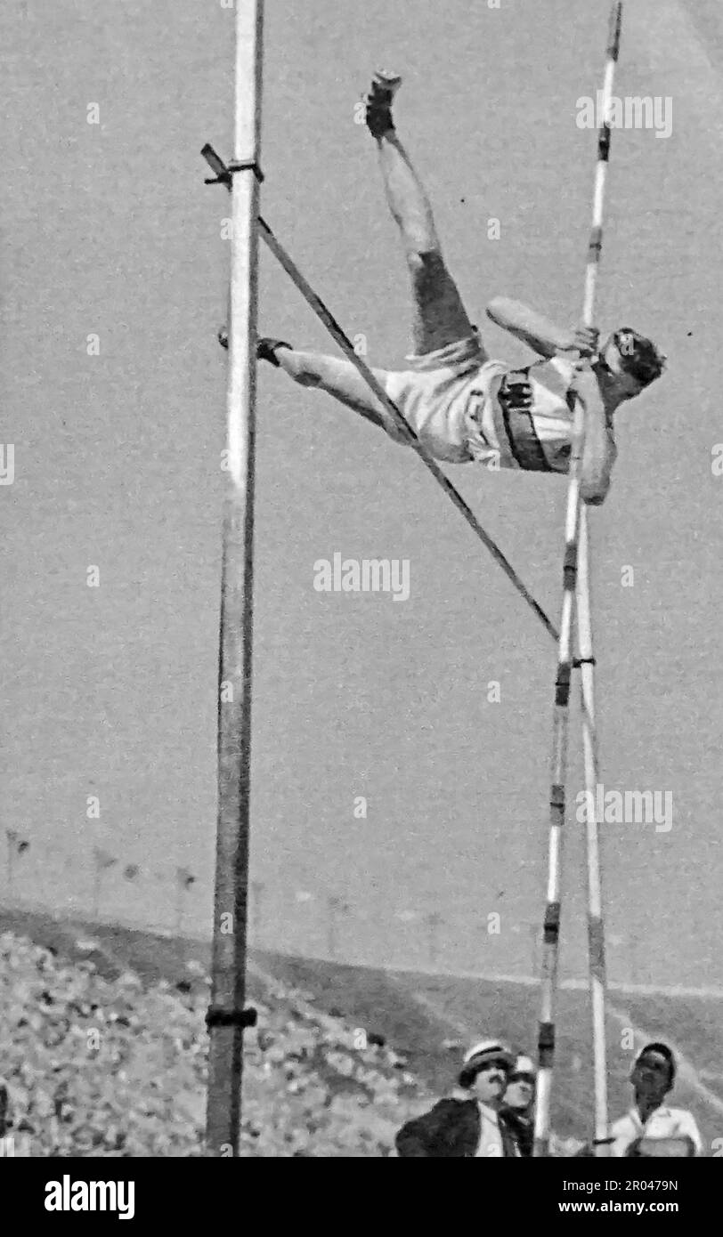 James Bausch (U.S.A.) salta oltre 4 metri per vincere l'evento decathlon pole vault nelle Olimpiadi di Los Angeles del 1932. Ha pesato dentro a 200lbs. Foto Stock