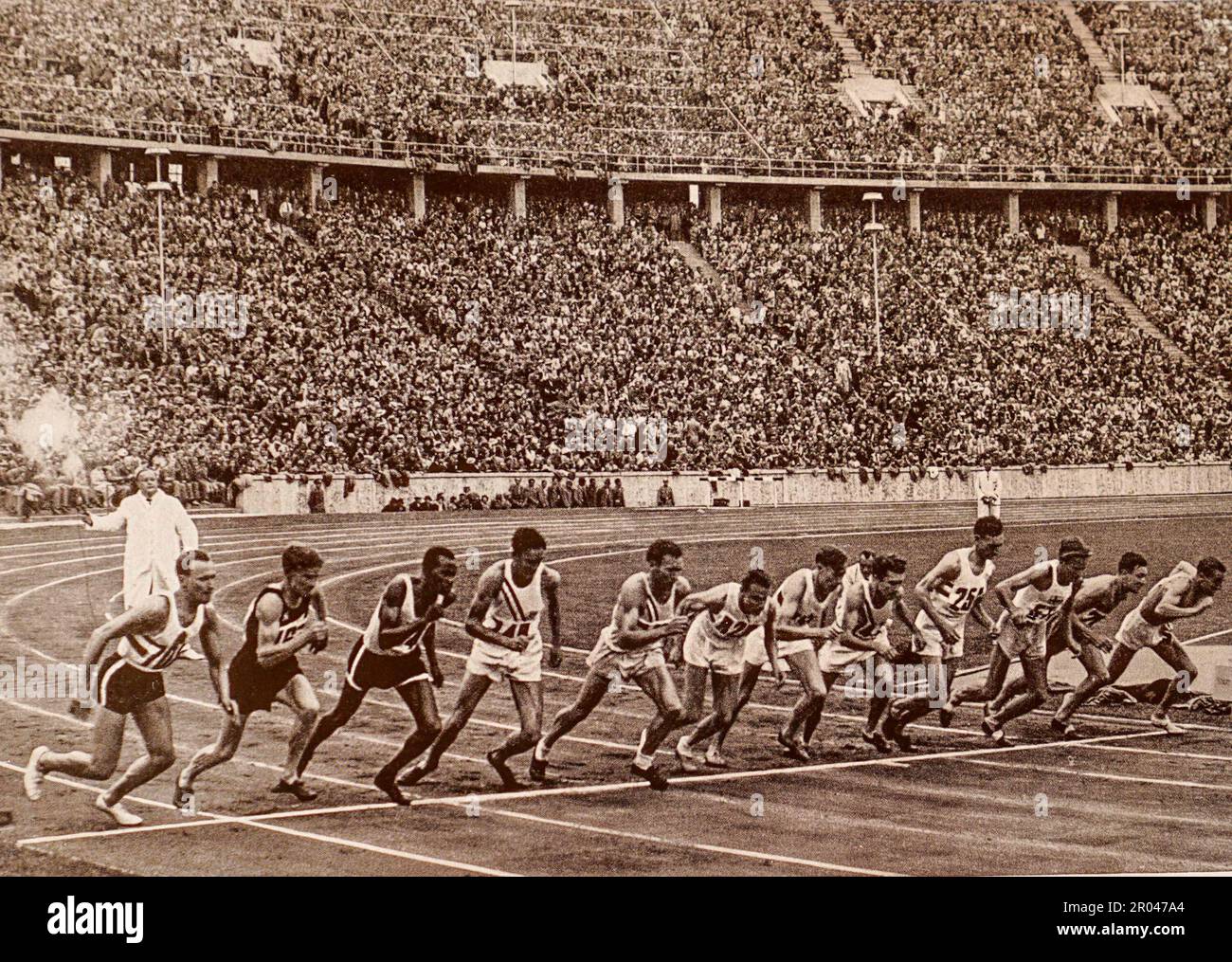 1936 Olimpiadi, Berlino, Germania.i 12 finalisti nei 1500 metri 1936 Olimpiadi Giochi. La gara è stata vinta da John Lovelock della Nuova Zelanda. Nessuno dei due partecipanti tedeschi è stato messo. Foto Stock