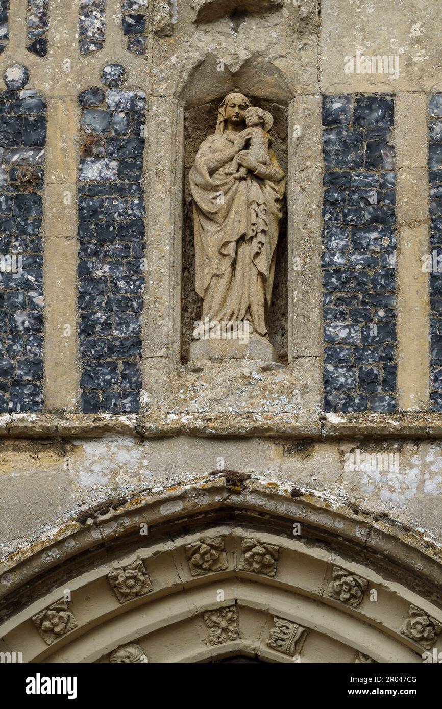 Portico frontale del 15th° secolo, con successive aggiunte di statue della Vergine Maria, San Pietro e San Paolo nella Chiesa di San Pietro e San Paolo, Bardwell, Suffolk Foto Stock