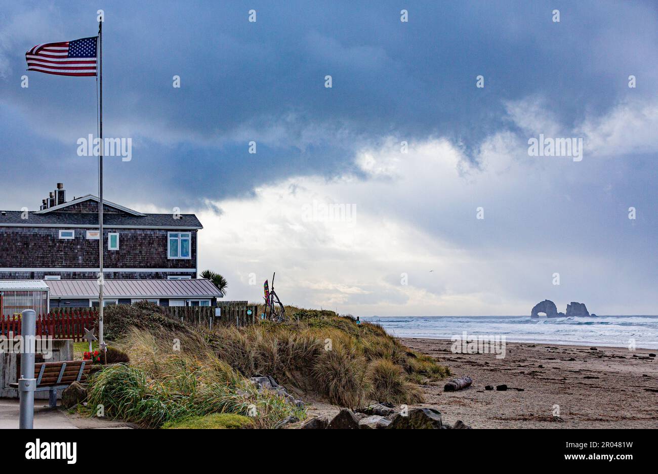 Pacific City, Oregon, USA - 28 novembre 2022: Viste delle formazioni rocciose e della costa di Pacific City a Cape Kiwanda. Foto Stock