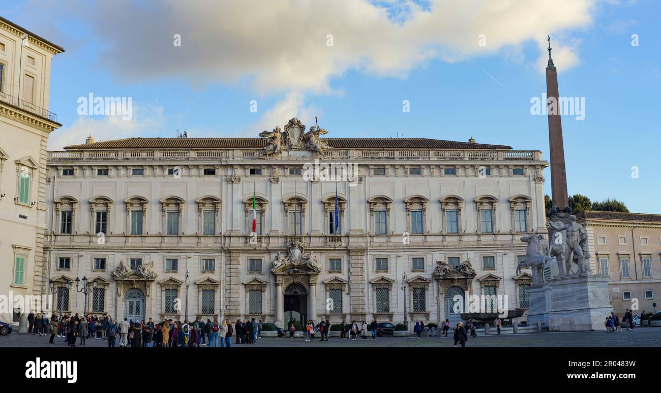 Piazza del Quirinale con il Palazzo del Quirinale e la Fontana di Dioscuri, Roma, Lazio, Italia. Foto Stock