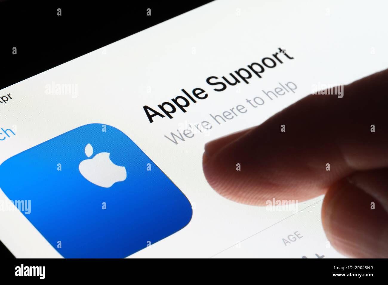 App Apple Support visualizzata in App Store sullo schermo dell'ipad e con un dito sfocato che punta verso di essa. Messa a fuoco selettiva. Stafford, Regno Unito, 6 maggio 2023 Foto Stock