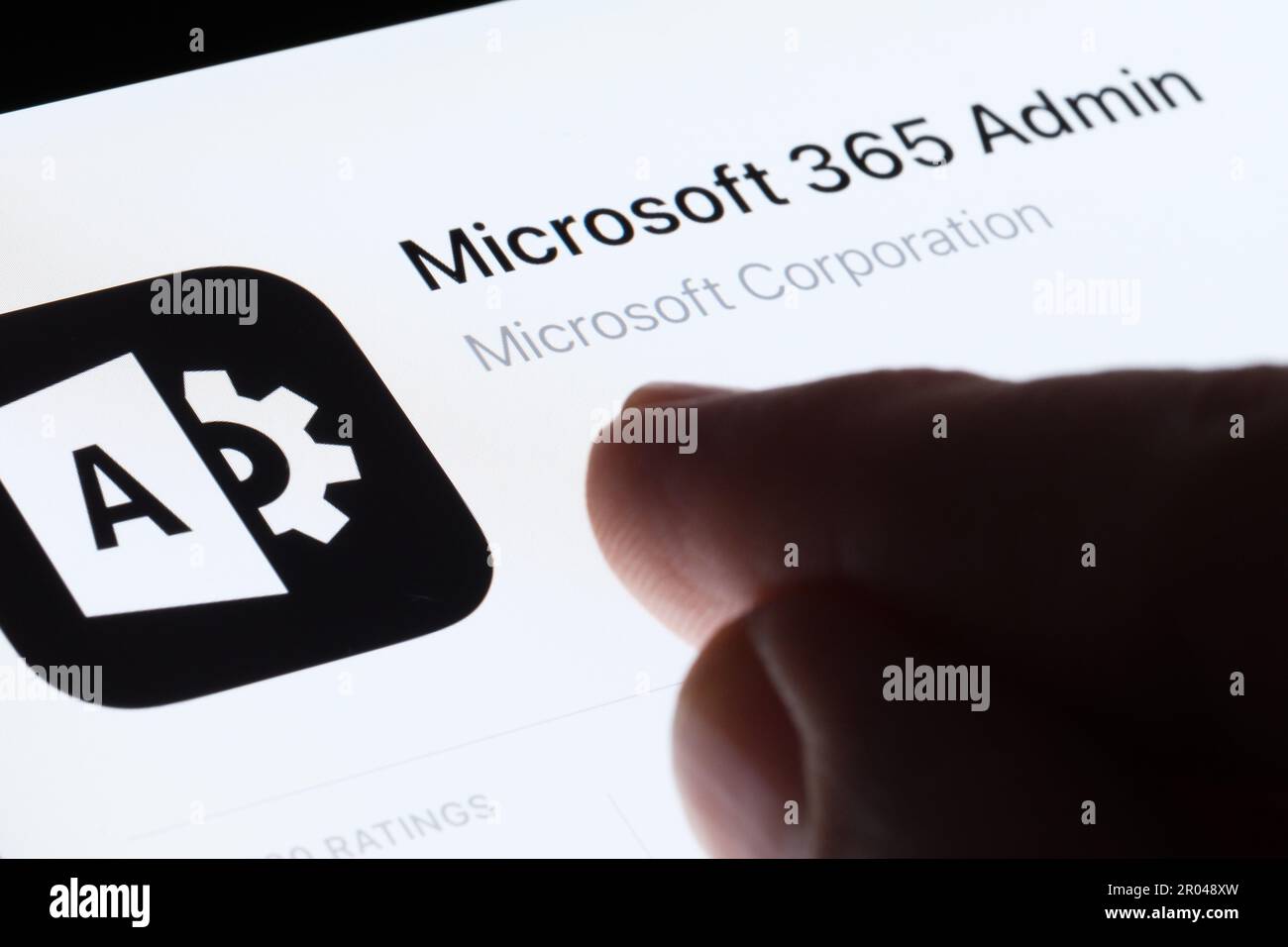 App Microsoft 365 Admin visualizzata in App Store sullo schermo dell'ipad e con un dito sfocato che punta verso di essa. Messa a fuoco selettiva. Stafford, Regno Unito, 6 maggio 2 Foto Stock