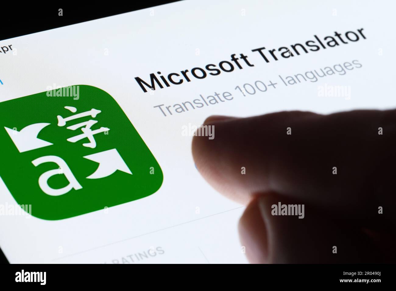 Applicazione Microsoft Translator visualizzata in App Store sullo schermo dell'ipad e con un dito sfocato che punta verso di essa. Messa a fuoco selettiva. Stafford, Regno Unito, maggio 6, Foto Stock